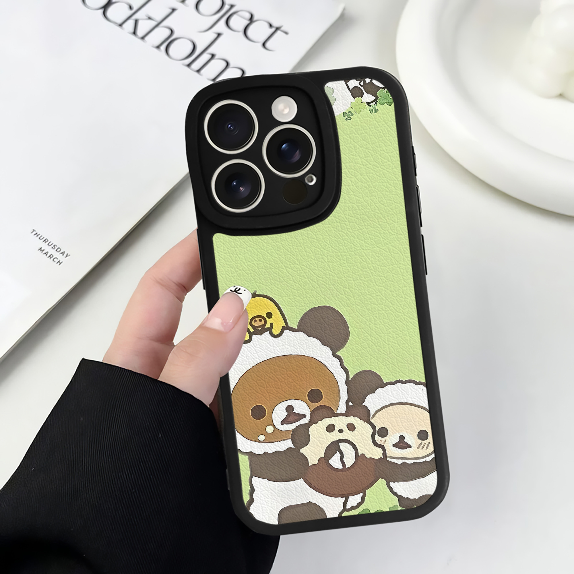 （画像用） リラックマ リラックマ キイロイトリ Rilakkuma Korilakkuma Kiiroitori 【iPhone 16シリーズ対応】シリコンスマホケース（レザー調） 材質：シリコン